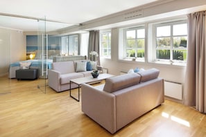 Suite (Master) | Pillowtop beds, desk, iron/ironing board, cribs/infant beds