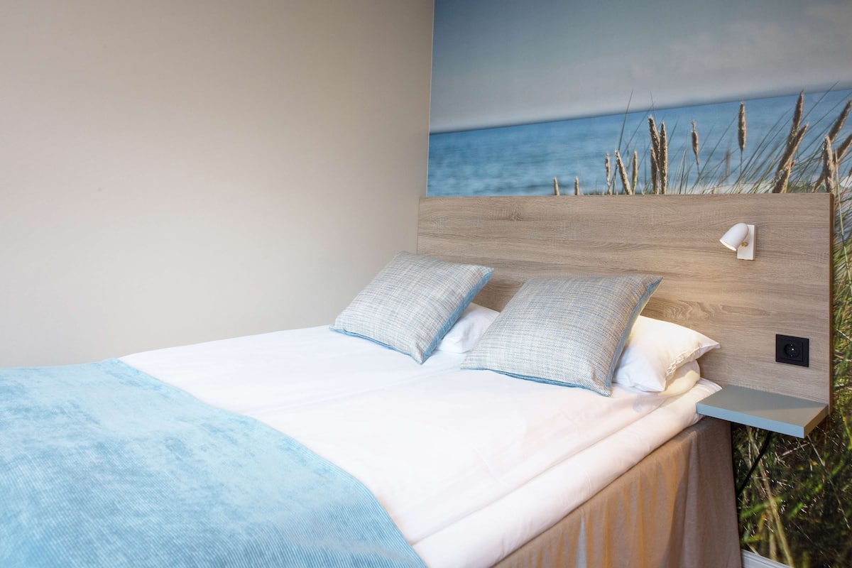 Chambre familiale (Standard) | Lit avec matelas à plateau-coussin, bureau, fer et planche à repasser