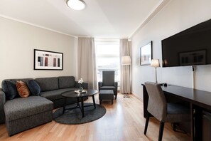 Junior Double Room | Desk, laptop workspace, blackout drapes, free cribs/infant beds