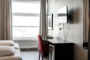 Standard-Zweibettzimmer | Schreibtisch, laptopgeeigneter Arbeitsplatz, Verdunkelungsvorhänge
