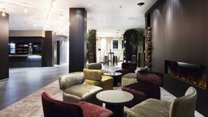A lobby with seating, a bar area, and a fireplace. - Quality Hotel Grand Kristiansund (Kristiansund)