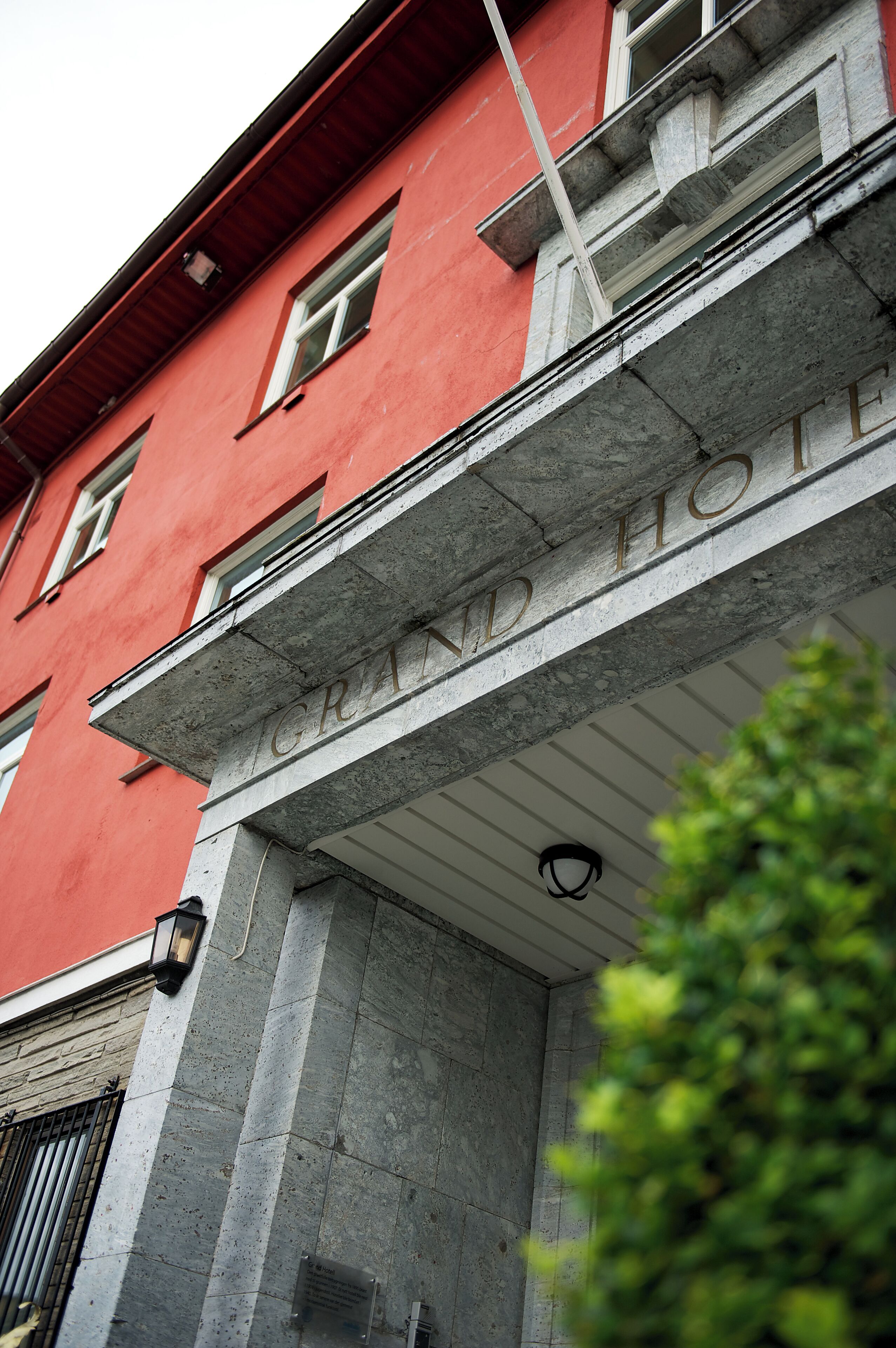 Une façade d’immeuble sur laquelle on peut lire l’inscription « GRAND HÔTEL », gravée sur une structure en pierre.