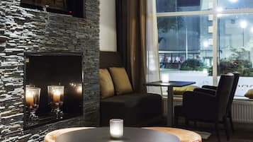 2 bars/lounges