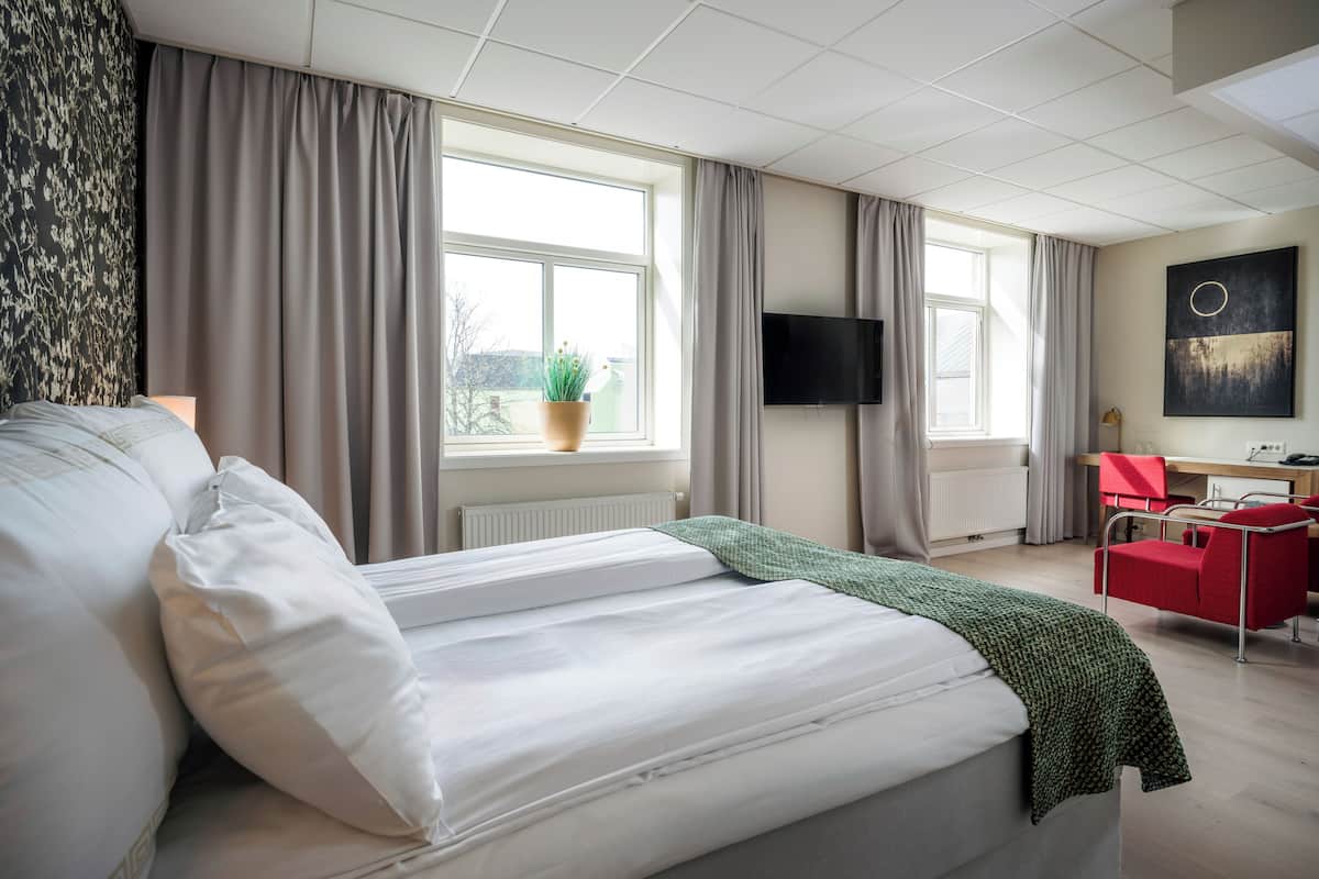 superior room, 1 double bed, non smoking | 1 bedroom, desk, cots/infant beds, rollaway beds