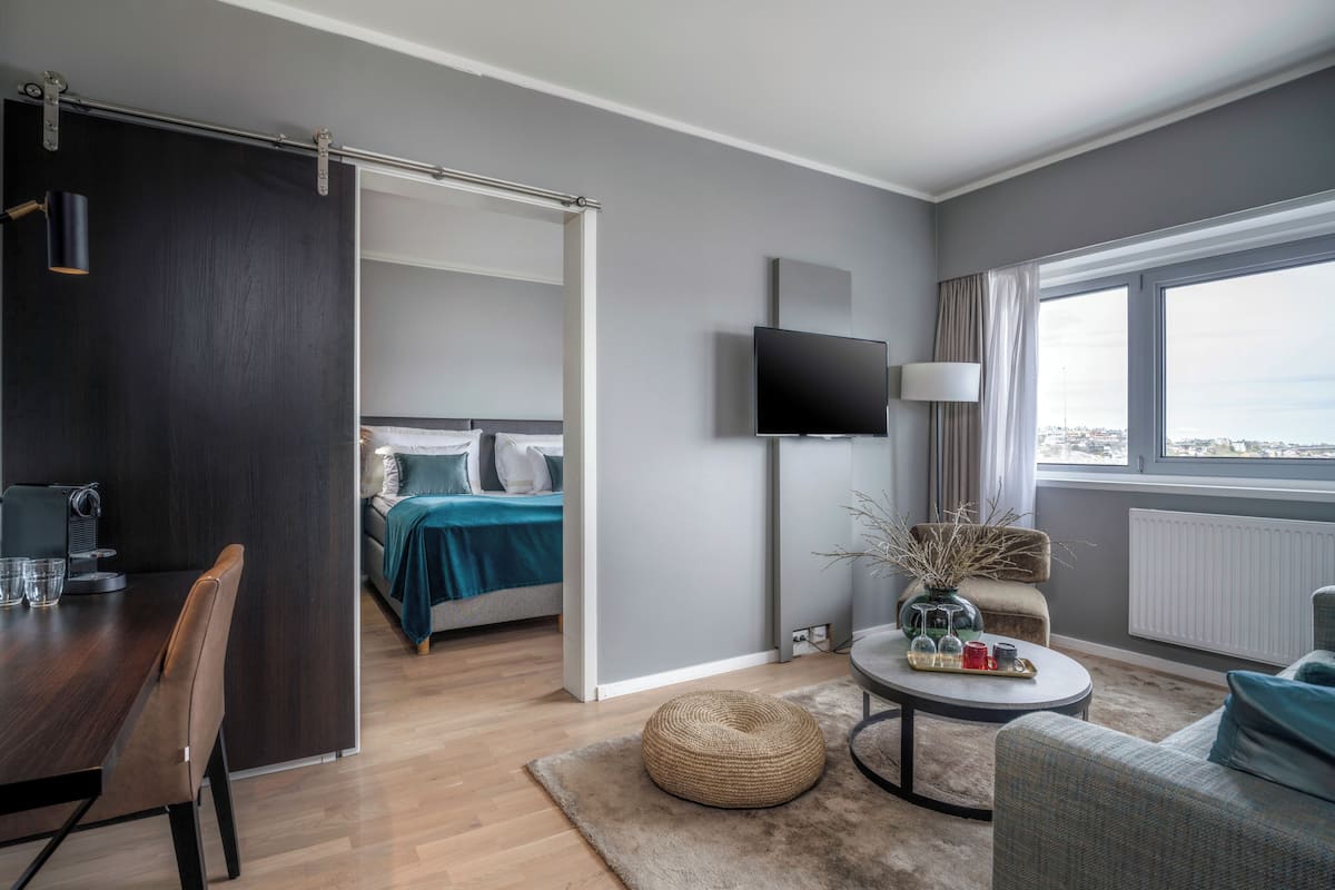 deluxe room, non smoking | 1 bedroom, desk, cots/infant beds, rollaway beds