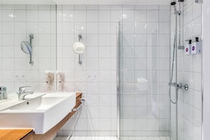 Deluxe Room, Non Smoking | Bathroom | Shower, hair dryer, towels, soap