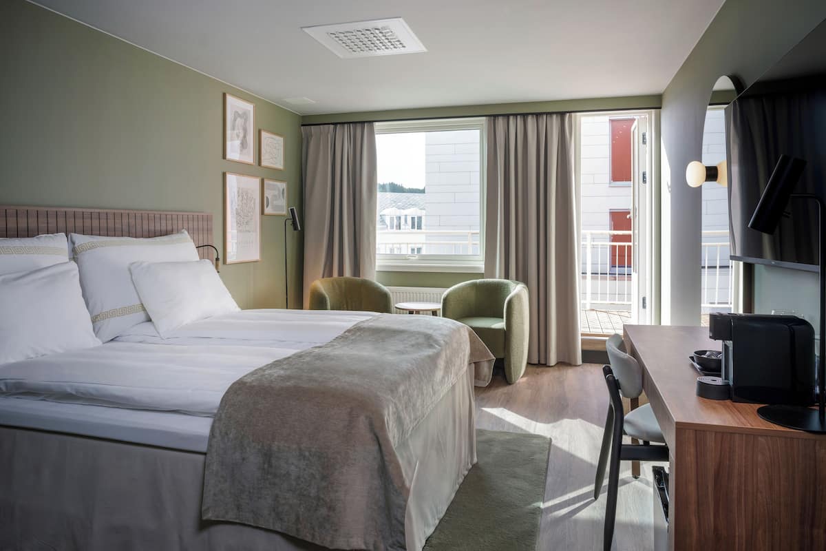 Quarto luxo, para não fumantes | Escrivaninha, berços (sobretaxa), camas extras/dobráveis (sobretaxa)