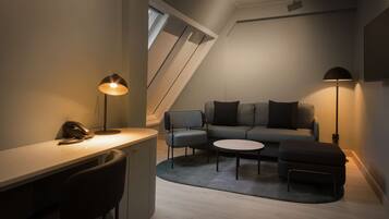 Suite Junior | 1 kamar tidur, tirai kedap cahaya, Wi-Fi gratis, dan seprai linen