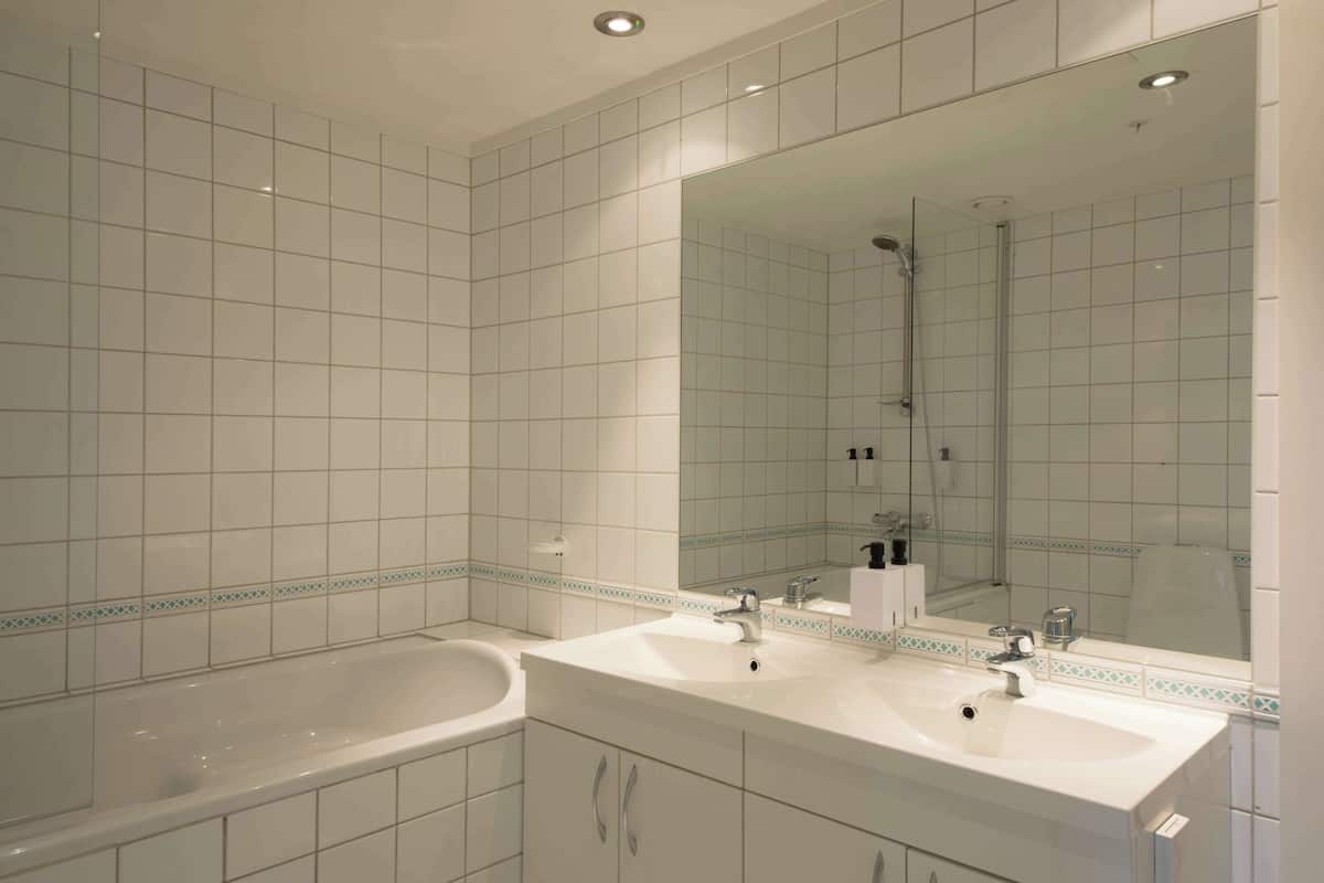 1 bedroom, blackout curtains, free wifi, bed sheets