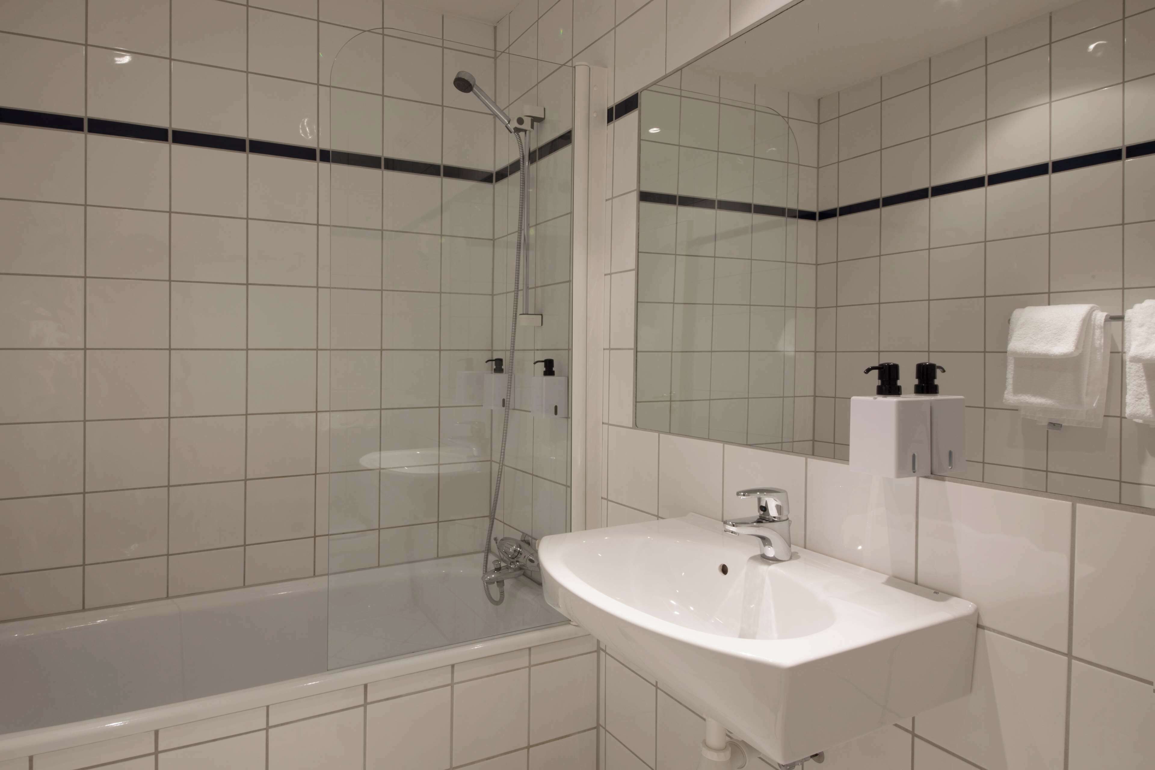 Habitación familiar | Cortinas opacas, wifi gratis, ropa de cama