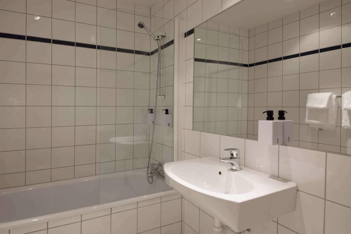 Habitación familiar | 1 dormitorio, cortinas opacas, wifi gratis y ropa de cama