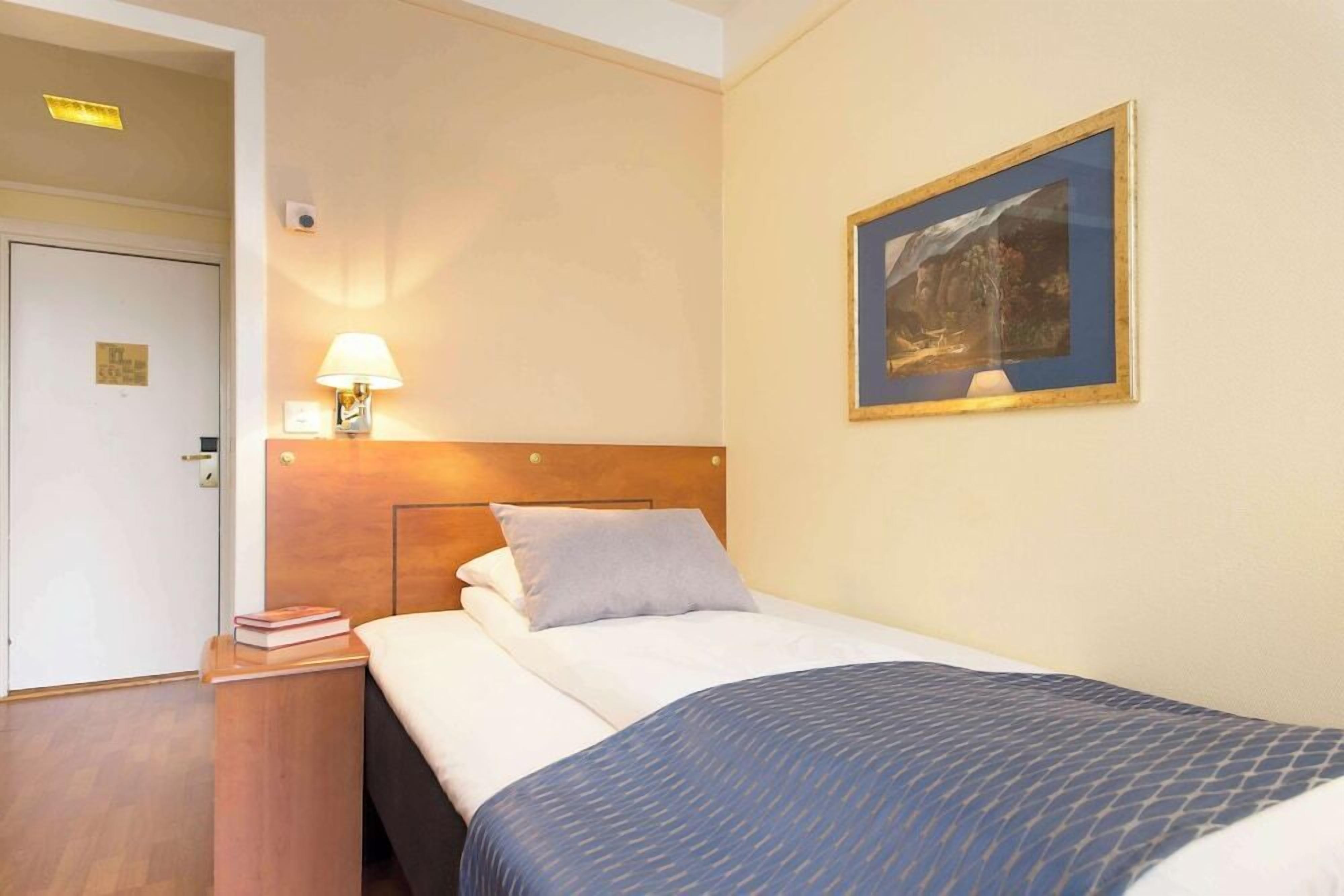 Blackout drapes, free WiFi, bed sheets