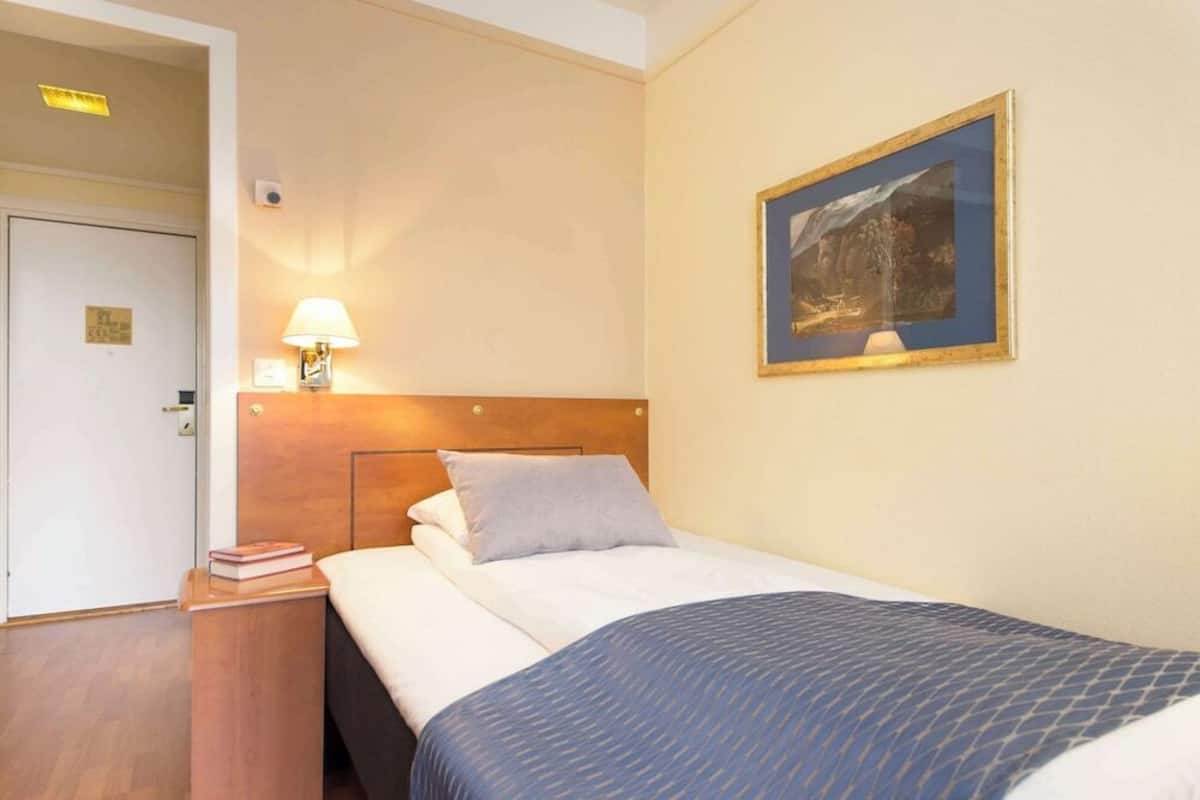 Blackout drapes, free WiFi, bed sheets