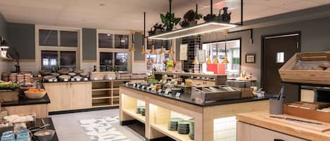 Café da manhã com buffet todos os dias (NOK 200 por pessoa)