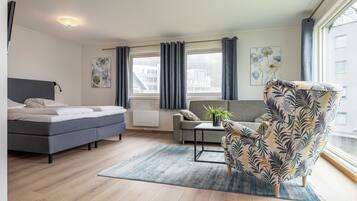 書桌、筆電工作空間、免費無線上網、床單