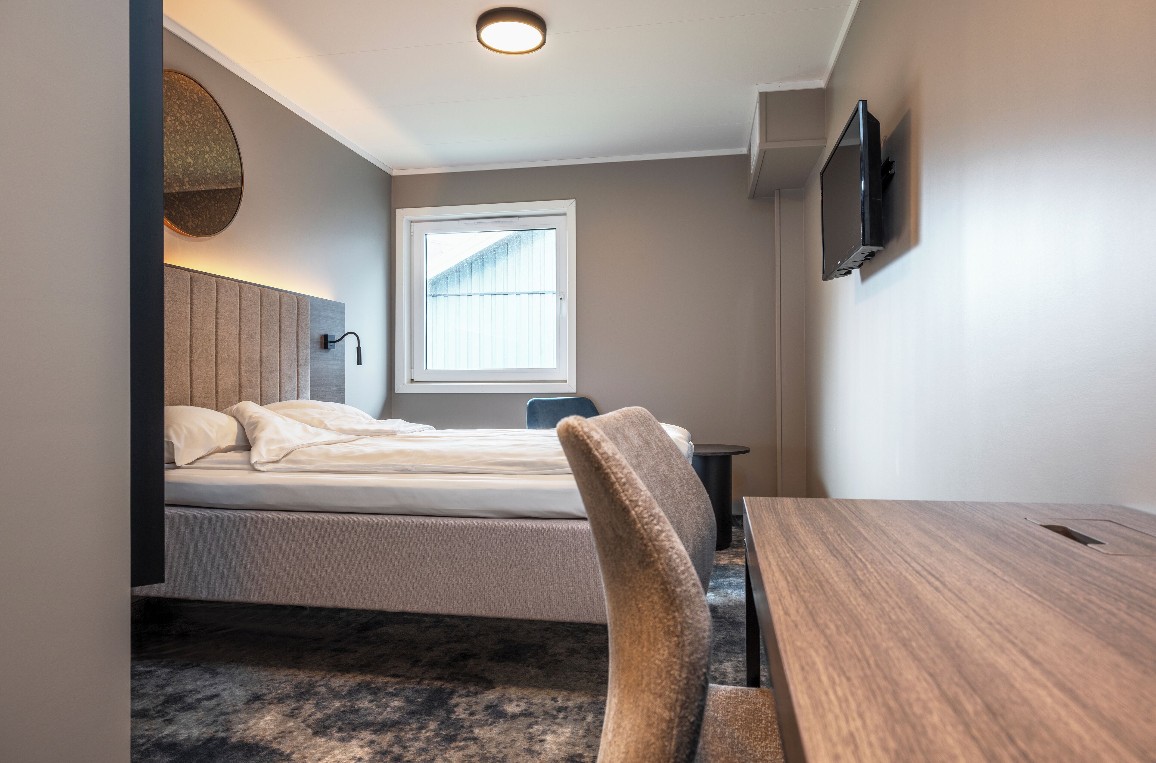 Skrivebord, skrivebord for bærbar PC, wi-fi (inkludert) og sengetøy