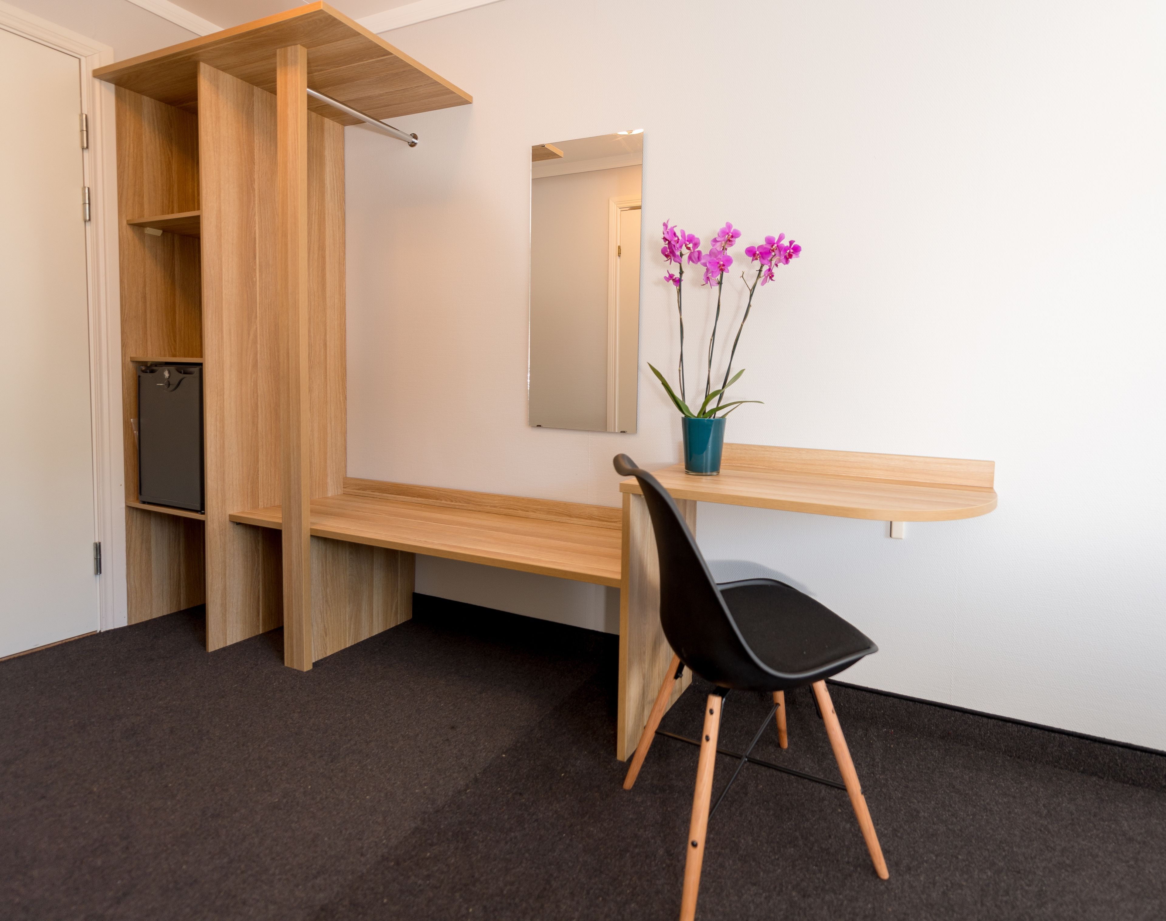 Meja kerja, ruang kerja ramah laptop, Wi-Fi gratis, dan seprai linen