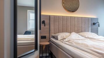 Skrivebord, skrivebord for bærbar PC, wi-fi (inkludert) og sengetøy