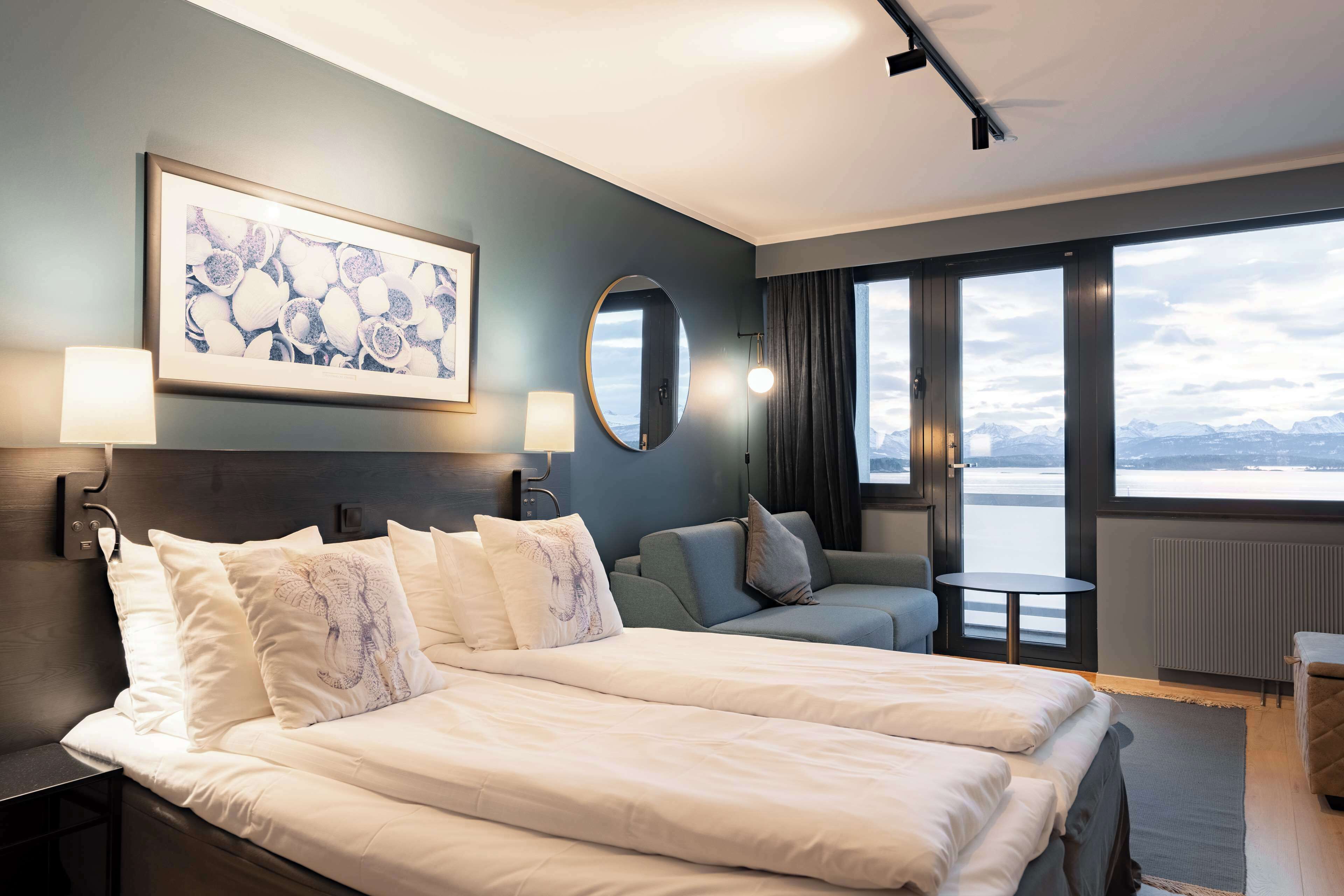 family room | in-room safe, free wifi, bed sheets