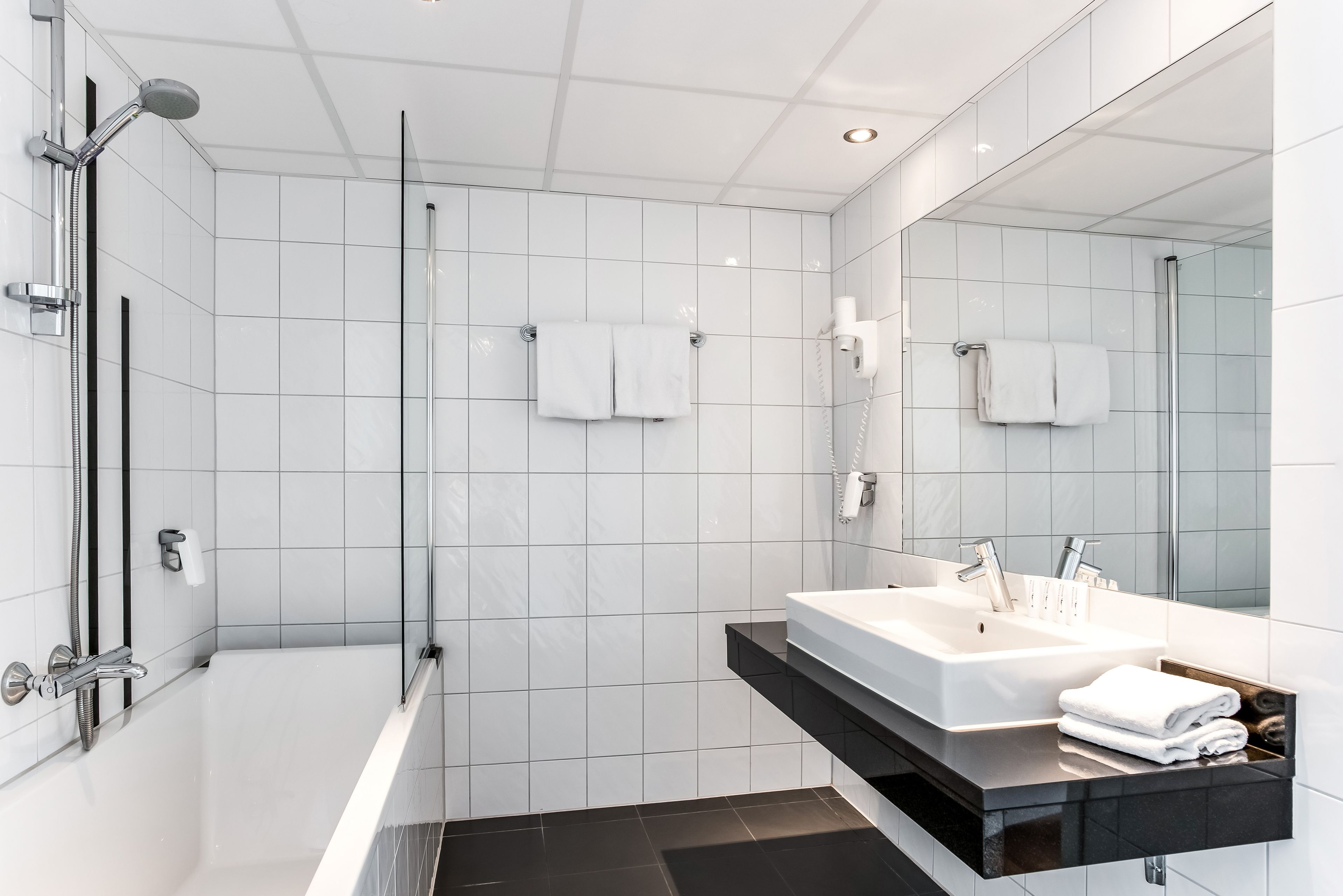 Pengering rambut dan handuk