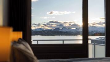 ルーム キングベッド 1 台 | セーフティボックス (室内)、WiFi (無料)、ベッドシーツ