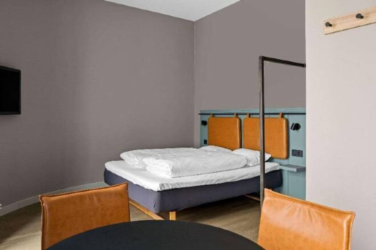 Cortinas blackout, wifi gratis y ropa de cama