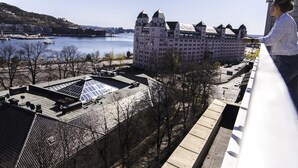 A hotel with a large building featuring multiple towers and a flat roof with solar panels. - Comfort Hotel Børsparken (Oslo)