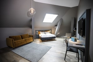 Habitación cuádruple familiar, 1 cama Queen size y sofá cama, para no fumadores | Cortinas blackout, wifi gratis y ropa de cama 