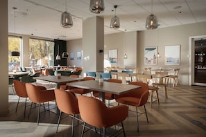 Daily buffet breakfast (NOK 200 per person)