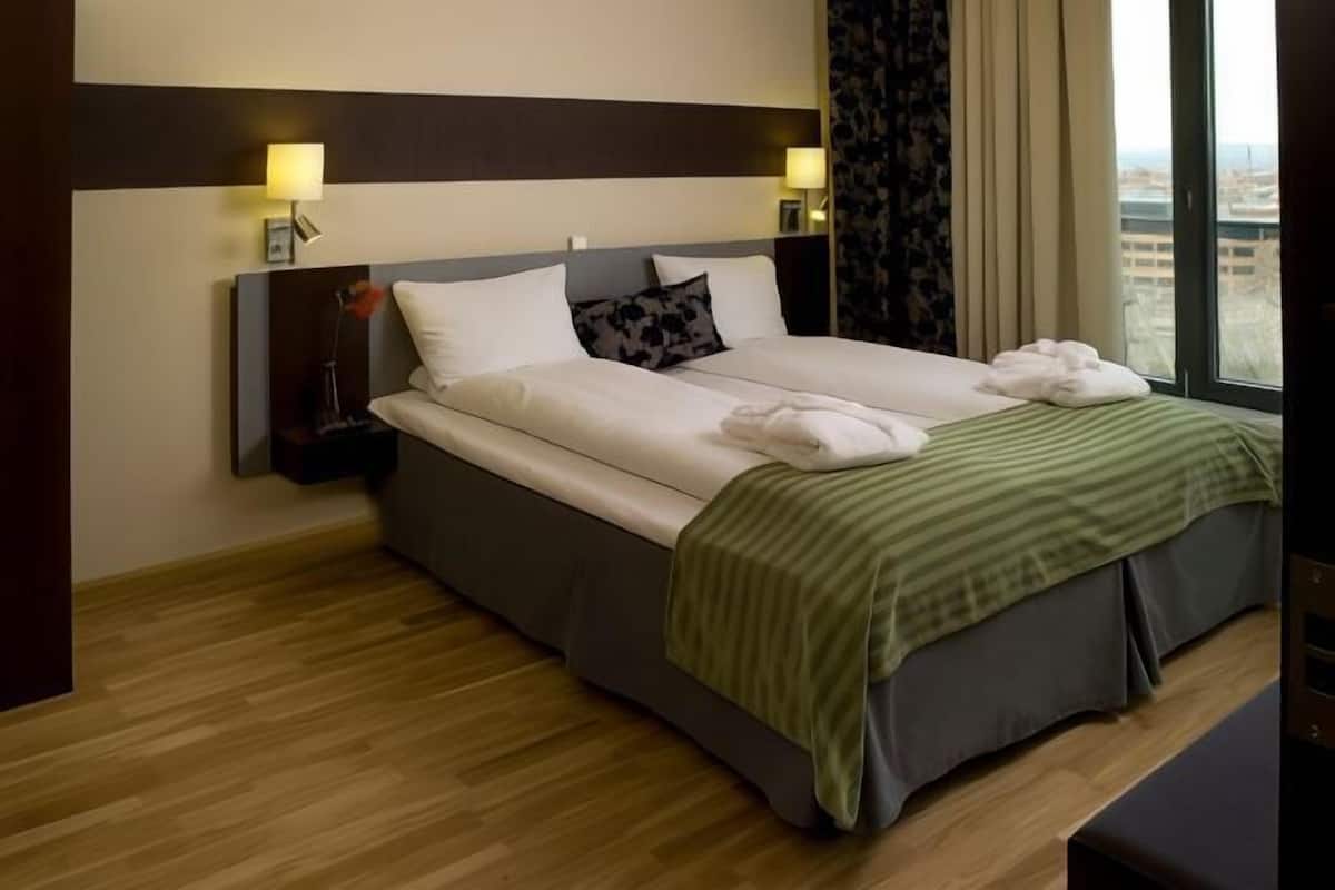 Ropa de cama hipoalergénica, escritorio y sistema de insonorización