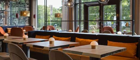 Breakfast, lunch, dinner served; local and international cuisine