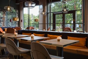 Der serveres morgenmad, frokost og lokale og internationale retter