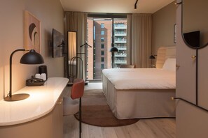 Chambre, 1 très grand lit | Coffre-fort, bureau, système d’insonorisation, fer et planche à repasser