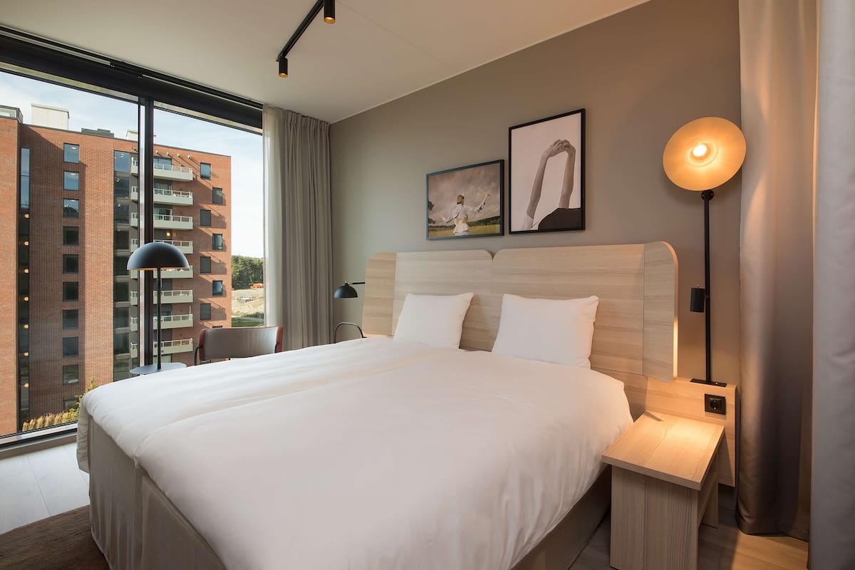 Ropa de cama hipoalergénica, escritorio y sistema de insonorización