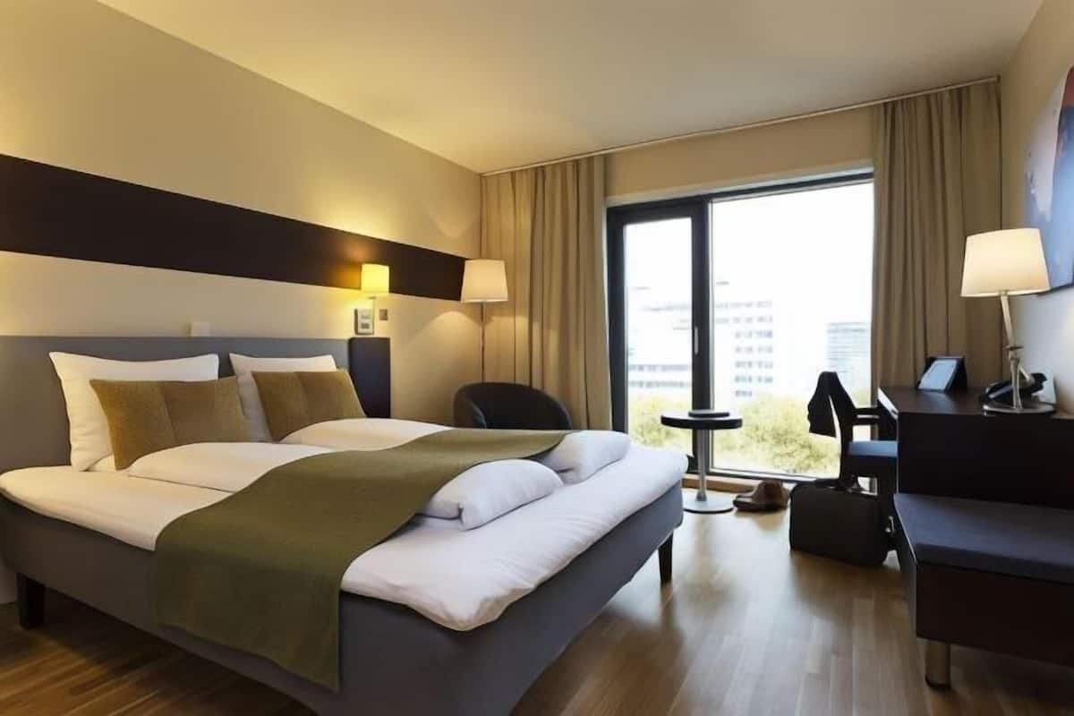 Ropa de cama hipoalergénica, escritorio y sistema de insonorización
