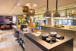 Daily buffet breakfast (NOK 200 per person)