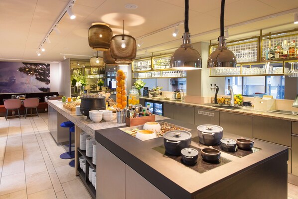 Desayuno buffet (NOK 200 por persona) 