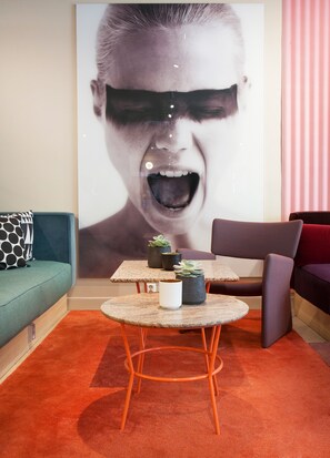 Lobby-lounge