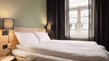 Economy Room, 1 Queen Bed (Queen) | Desk, iron/ironing board, free WiFi, bed sheets