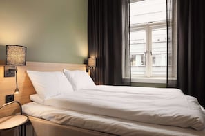 Economy Room, 1 Queen Bed (Queen) | Desk, iron/ironing board, free WiFi, bed sheets