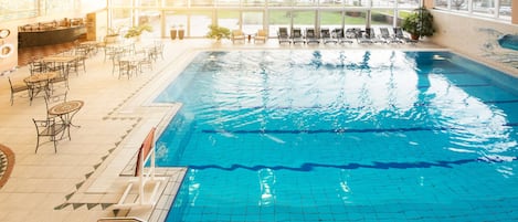Inomhuspool och solstolar