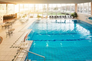 Piscine couverte, chaises longues