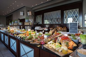 Free daily buffet breakfast