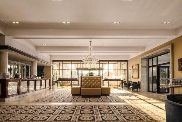 A spacious lobby with a large chandelier, a plush seating area, and a check-in counter. - Scandic Park Sandefjord (Sandefjord)