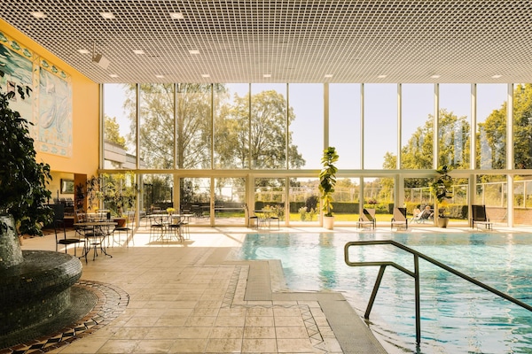 Inomhuspool och solstolar