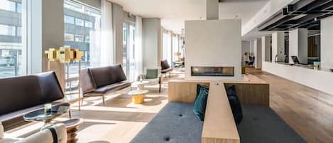 Un área de descanso moderna con sofás de cuero, una mesa de centro y un banco.