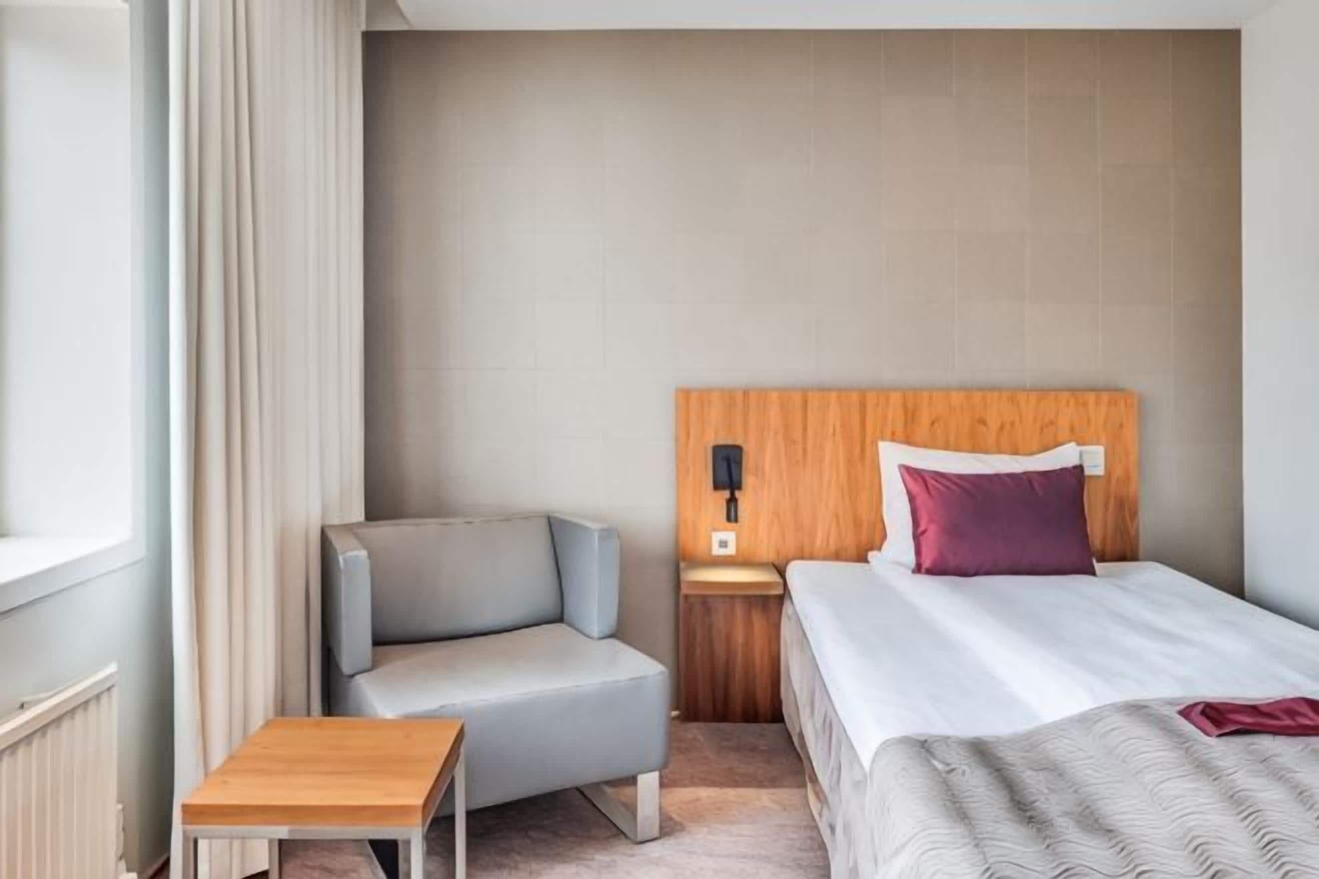 Sengetøy av topp kvalitet, minibar, skrivebord og blendingsgardiner