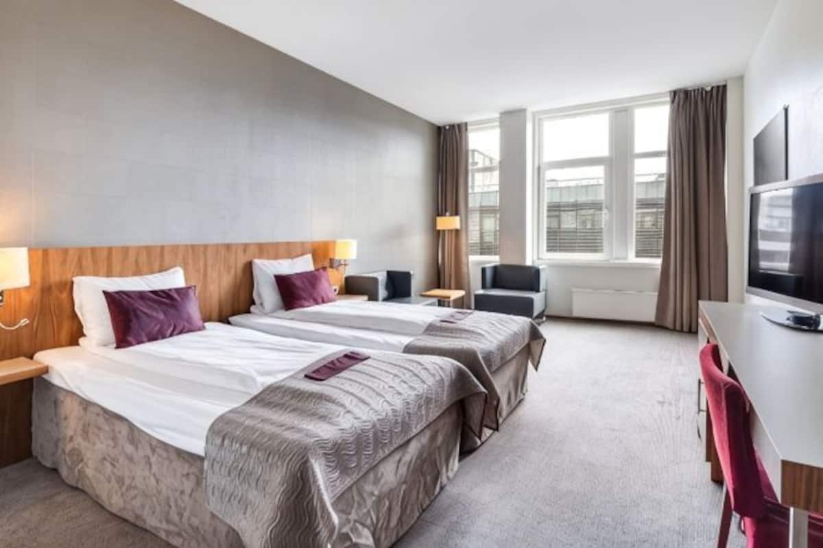 Ropa de cama de alta calidad, minibar, escritorio y cortinas blackout
