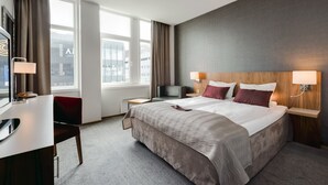 Standard Room, 1 Katil Kelamin (Double), Non Smoking | Peralatan tempat tidur premium, bar mini, meja 