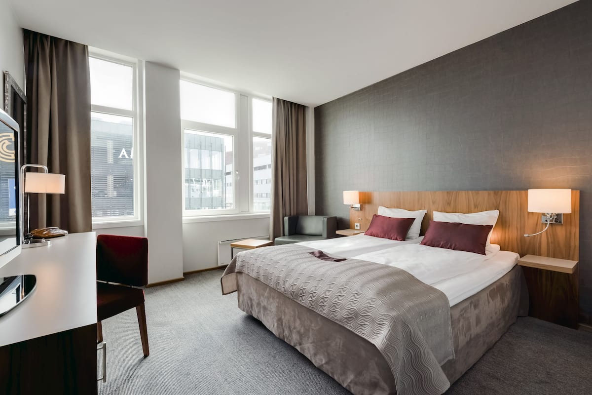 Standard Room, 1 Double Bed, Non Smoking | Premium bedding, minibar, desk, blackout drapes
